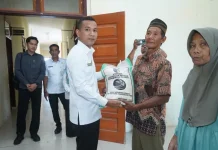 Wabup  Boltara Serahkan Bantuan Beras Cadangan Pangan Pemda di Bolangitang Barat