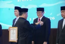 Walikota Andrei Angouw Raih Tanda Kehormatan Pembangunan kelautan dan Perikanan