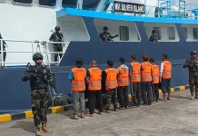 Personil KKP Tangkap  Kapal Asing Pengangkut 1,2 Ton Ikan Napoleon Ilegal