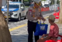 Ditlantas Polda Sulut Bagikan Sembako kepada Warga yang Membutuhkan