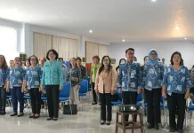 Dekranasda Bitung Latih Warga Olah Tas Kresek Jadi Kerajinan