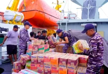 KRI SELAR-879 Distribusikan Bantuan Bencana Gempa di Pulau Kawio