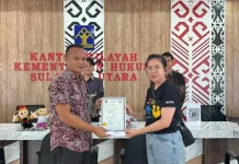 Mudahkan Urusan di Luar Negeri, Kemenkum Sulut Serahkan Sertifikat Apostille