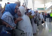 Tangis Haru Warnai Kepulangan Jemaah Haji Sulut Kloter 5 di Bandara Sam Ratulangi