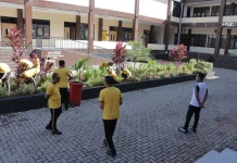 Kapolres Kotamobagu Pimpin Korve Bersih-bersih Lingkungan Mako