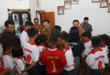 Senduk Lepas Tim SSB Bina Putra ke Forum Sepakbola Anak Indonesia 2026 di Bali