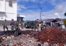 Perkuat Kemanunggalan, TNI dan Masyarakat Gotong Royong di Gereja Rosa Delima