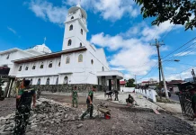 TNI dan Warga Gotong Royong Percantik Gereja Santa Rosa Delima dengan Paving Block