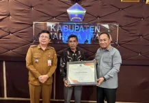 Kakanwil Serahkan Sertifikat Penghargaan Kepada Empat Paralegal Minahasa Utara