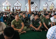 Kerja Bakti di Gereja, Personel Kodim 1302/Minahasa Muslim Sempatkan Salat Jumat