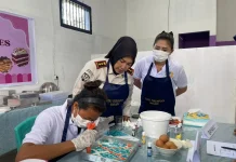 Warga Binaan Lapas Perempuan Manado Dilatih Membuat Batik Roll Cake