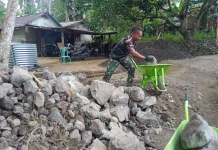 Babinsa Kodim 1302/Minahasa Kawal Pembangunan Jembatan Aramco di Mitra