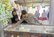 Kapolda Sulawesi Utara Melayat ke Rumah Duka Alm. Briptu Exel, Korban Salah Tembak