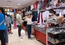 Jelang Tahun Ajaran Baru, Pasar 45 Manado Dipadati Pembeli Seragam