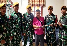 Warga Perbatasan Serahkan 2 Pucuk Senjata ke Komsos Satgas Yonarmed 19/Bogani
