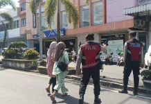 Tim Pantera Presisi Sigap Bantu Seberangkan Ibu-ibu di Kawasan Pertokoan