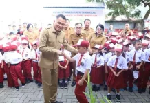 Bupati Ronald Kandoli Antar Putra di Hari Pertama Sekolah