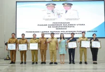Gubernur YSK Serahkan Piagam Pemenang Lomba IPB Administrasi Kependudukan