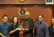 Ketum PWI Pusat Serahkan 103 KTA untuk Anggota PWI Sulut