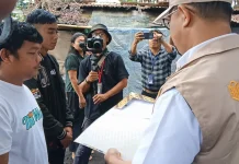 Dirjen AHU Serahkan Dokumen Kependudukan Kepada 7 Warga Bitung Keturunan Filipin