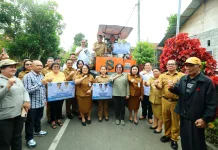 Gubernur YSK Salurkan Bantuan 5 Unit Alsintas & Bibit Jagung untuk Petani Minahasa