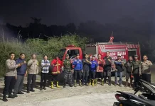 Polsek Wori, Damkar dan Warga Padamkan Kebakaran Lahan