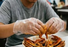 Bahaya Menggunakan Sarung Tangan Plastik saat Makan