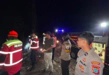 Samapta Polresta Manado Padamkan Kebakaran Lahan Pineleng