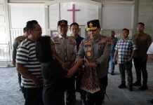 Kapolda Sulut Tinjau Gereja GMIM Imanuel Pascakebakaran, Salurkan Bantuan
