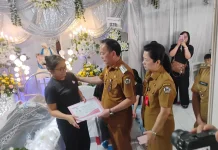 Wali Kota Tomohon Melayat ke Rumah Duka ASN DLH