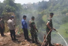 Gerak Cepat Polsek Pineleng Tangani Kebakaran Lahan Kosong di Desa Pineleng Satu