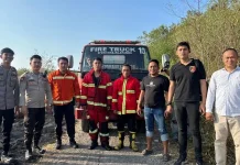 Polsek Malalayang dan Damkar Padamkan Kebakaran Alang-alang di Lahan Reklamasi