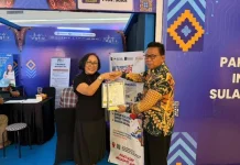 Pekuat Layanan Dokumen Publik, Kemenkum Sulut Serahkan Sertifikat Apostille