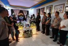 Sambangi Rumah Duka ASN Polda Sulut, Kapolsek Pineleng: Bentuk Empati pada Keluarga
