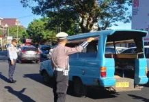 Polsek Malalayang Tertibkan Mikrolet di Pintu Terminal, Lalu Lintas Tetap Lancar