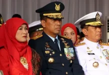 Danlanud Didampingi Ketua PIA Ardhya Garini Hadiri Upacara Penurunan Bendera