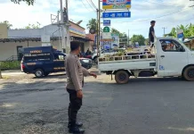 Pos Cakalang Polsek Bunaken Tertibkan Parkir dan Atur Lalin