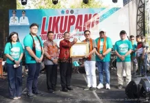 Kakanwil Kemenkum Sulut Serahkan Piagam Kawasan Berbasis KI kepada Pemkab Minut