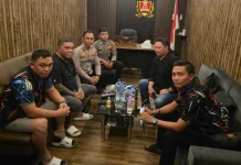 Didampingi Pengacara dan Keluarga, Isak Tambani Serahkan Diri