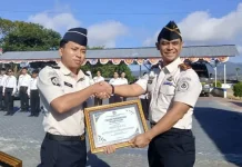 Kalapas Tondano Serahkan Satyalancana dan Penghargaan Pegawai Teladan