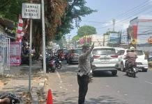 Polsek Malalayang Tertibkan Kendaraan yang Parkir di Rambu Larangan