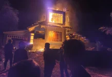 Diduga Korsleting Listrik, Villa Dua Lantai di Tompaso Barat Terbakar