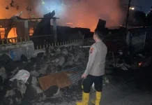 Dua Rumah Terbakar di Dendengan Dalam, Polsek Tikala Amankan TKP
