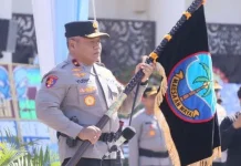 Roycke Langie Serahkan Pataka Maesa'an Waya kepada Yudo Hermanto
