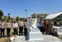 Roycke Langie Ziarah ke Makam Orang Tua Prabowo