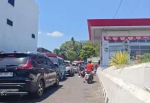 Antrean Solar Mengular di SPBU Malalayang, Sopir Rela Menginap