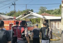 Kebakaran Lahan di Sea, Petugas dan Warga Padamkan Api