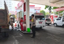 Cegah Penumpukan dan Kemacetan, Polsek Sario Atur Antrean Kendaraan di SPBU