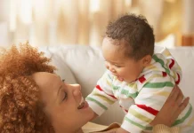 Studi Baru Ungkap Bayi Perempuan Lebih Tertarik pada Wajah sejak Lahir