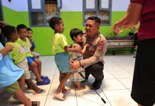 Kapolres Tomohon dan Keluarga Berbagi Kasih di Dua Panti Asuhan